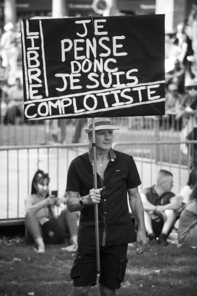 Mulhouse フランス 8月2021 フランス語で旗を掲げて路上で抗議している人々 Pense Donc Suis Compplotiste 英語で 私は共謀者だと思います — ストック写真