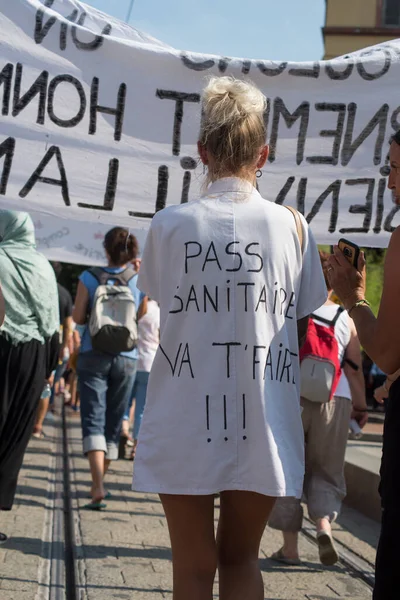Mulhouse フランス 8月2021 フランス語でシャツの上にテキストで路上で抗議女性の背中のビューに肖像画 サンティアーレ ヴァット フェアを通過 英語で衛生パスF — ストック写真