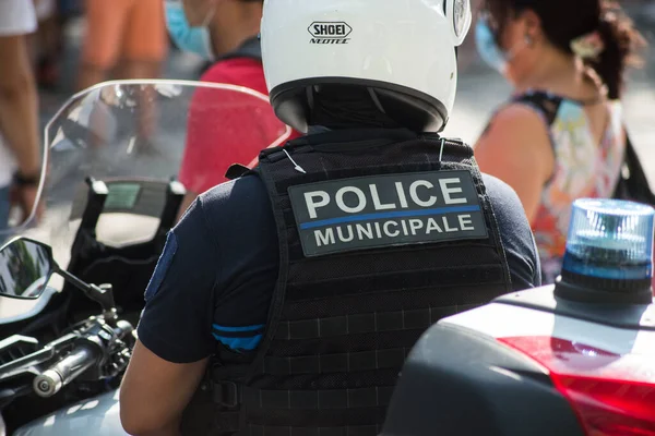 2021年8月21日 法国Mulhouse 警察骑着摩托车站在街头抗议卫生通行证的画像 — 图库照片