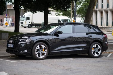 Mulhouse - Fransa - 25 Ağustos 2021 - Caddeye park edilmiş siyah audi Q8 e-tron profili 