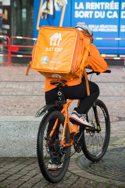 Strasbourg France August 2021 Portrait Back View Delivery Man Standing — Stock Photo, Image