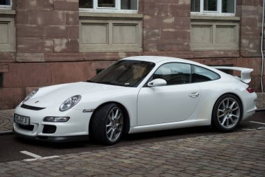Colmar - Fransa - 28 Ağustos 2021 - Sokağa park etmiş beyaz Porsche 911 'in ön görüntüsü