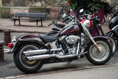 Colmar - Fransa - 28 Ağustos 2021 - Harley Davidson motosikletinin sokak manzarası