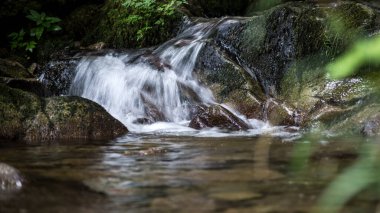 Uzun pozlama fotoğrafında şelale görüntüsü