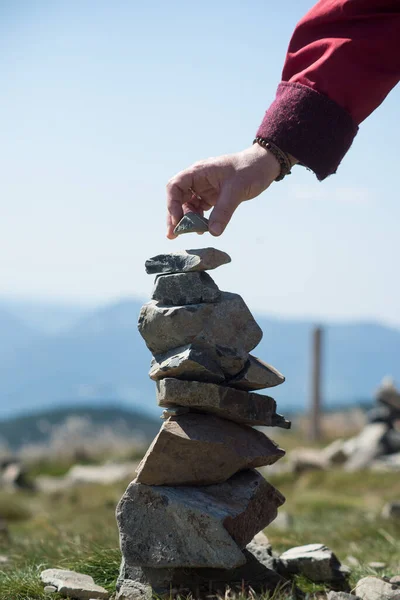 Fechar Mão Mulher Fazendo Balanço Pedra Topo Montanha Fundo Céu — Fotografia de Stock