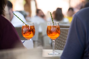 Mulhouse - Fransa - 2 Spu 2021 - Restoranın terasında iki bardak aperol spreyinin kapanışı