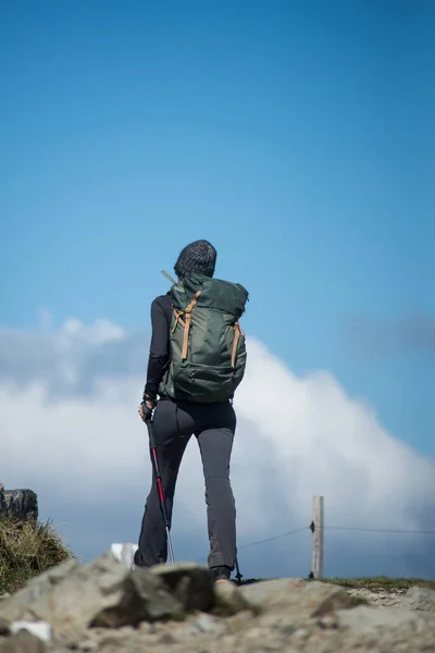 Portrait Back View Trekkers Backpack Walking Top Mountain — Stock Photo, Image