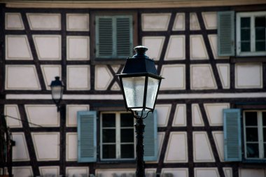 Ortaçağ binasının arka planındaki klasik sokak lambasına yakın çekim