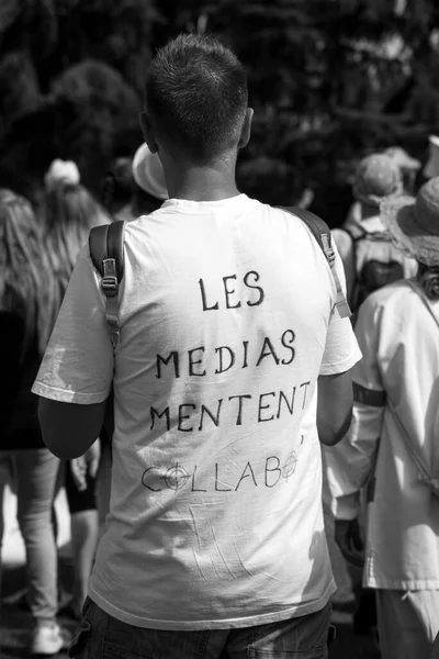 コルマール フランス 9月2021 フランス語でティーシャツにテキストで抗議する人々 メディア メンタル コラボ メディア コラボレーター — ストック写真