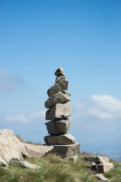 蓝天背景的山顶石制天平 — 图库照片