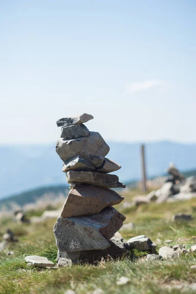 蓝天背景的山顶石制天平 — 图库照片