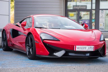 Mulhouse - Fransa - 12 Eylül 2021 - Caddeye park edilmiş kırmızı McLaren süper arabasının ön görüntüsü  