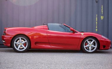 Mulhouse - Fransa - 12 Eylül 2021 - Kırmızı Ferrari F360 Modena 'nın profil görüntüsü