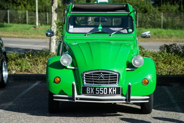 Mulhouse França Setembro 2021 Vista Frontal Citroen Verde 2Cv Estacionado — Fotografia de Stock