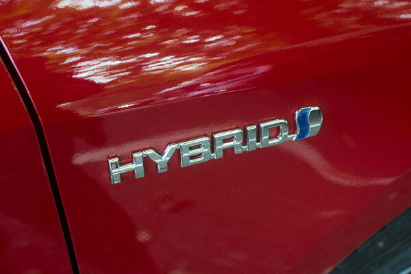 Мюлуз - Франция - 16 сентября 2021 года - замена знака Hyundai на красный автомобиль Toyota, припаркованный на улице