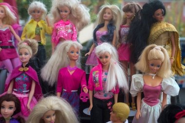 Brunstatt - Fransa - 26 Eylül 2021 - Caddedeki bit pazarında Barbie bebek koleksiyonu