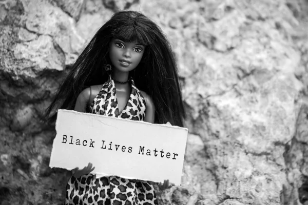 Mulhouse Franciaország 2021 Szeptember Fekete Barbie Baba Portréja Szöveges Kartonnal — Stock Fotó