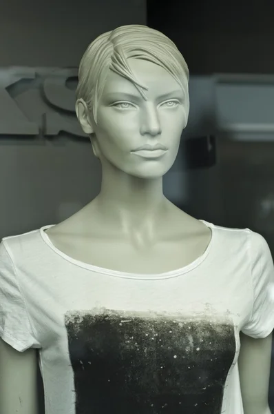 Mannequin in the showcase store — Stock Photo, Image