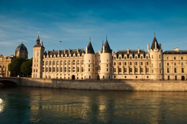 Paris'te seine Nehri Conciergerie Kalesi