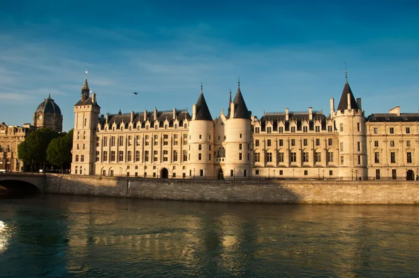 Conciergerie hrad s řeku Seinu v Paříži — Stock fotografie