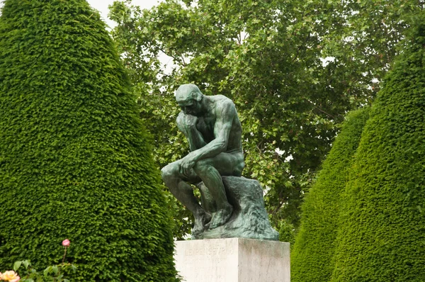 Het denken in rodin museum in Parijs - 14 juni 2013 genomen — Stockfoto