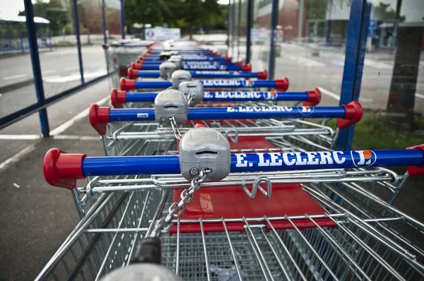 Carrinhos de mercado no mercado de Lecrercq — Fotografia de Stock