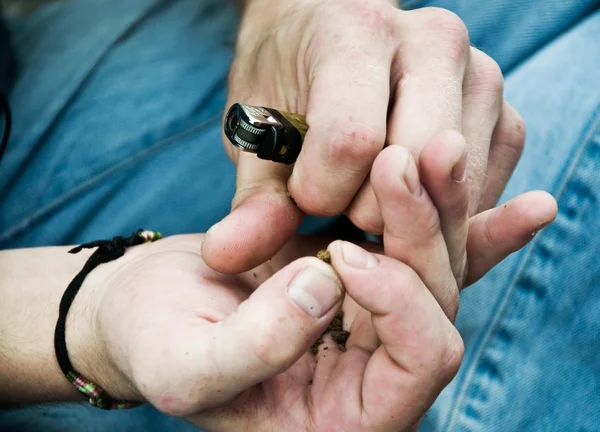 Closeup handen Kaukasische man rollen een marihuanaverbinding aanstak — Stockfoto