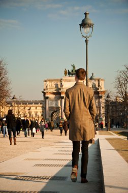 tuileries bahçesinde Paris yürüyen adam