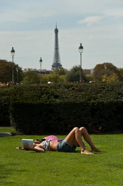 Sexy holka na trávě na zahradě Tuileries v Paříži — Stock fotografie