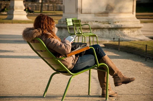 Menina no jardim das Tulherias em Paris — Fotografia de Stock