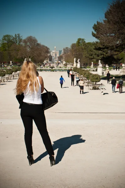 Kobieta zdjecie w ogrodzie tuileries w Paryżu — Zdjęcie stockowe