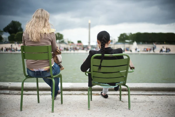 ผู้หญิงในสวน Tuileries ในปารีส — ภาพถ่ายสต็อก