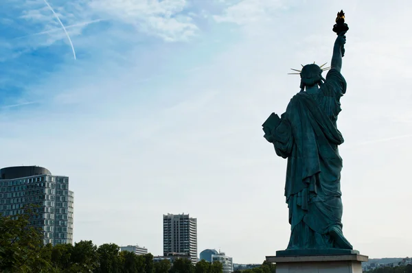 Paris 'te Özgürlük Heykeli — Stok fotoğraf