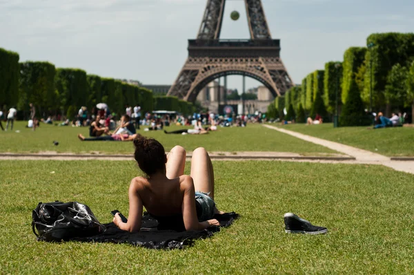 Turista em frente à Torre Eiffel em Paris — Fotografia de Stock