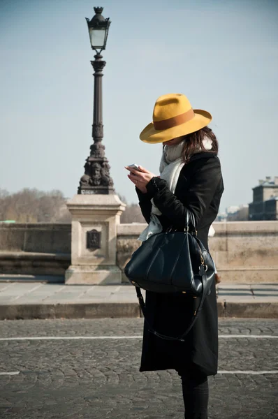 Paris sarı şapkalı kadın — Stok fotoğraf