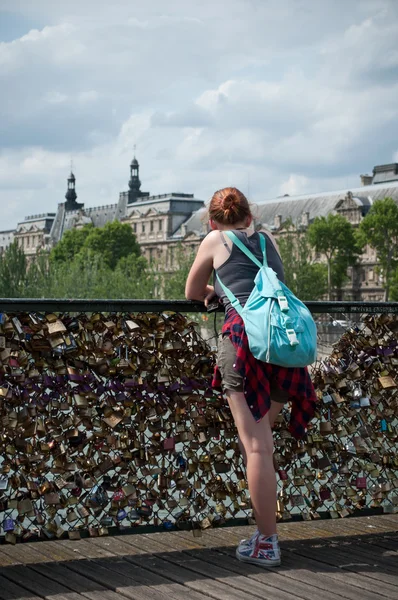 Турист на мосту искусств в Париже — стоковое фото