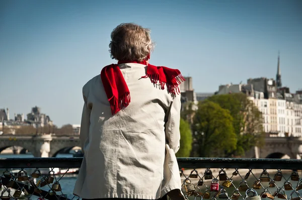 Muž na mostě umění v Paříži — Stock fotografie