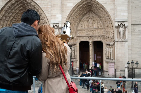 Pareja de turistas en París - Notre-Dame — Foto de Stock