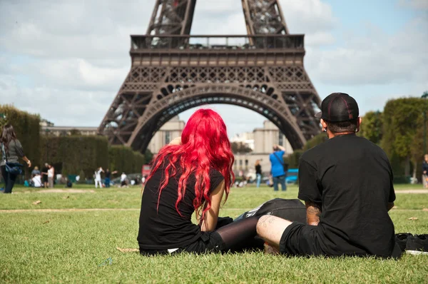 Casal na Torre Eiffel — Fotografia de Stock