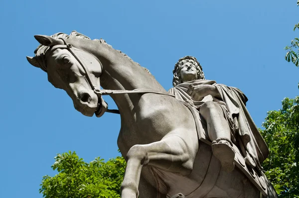 Henri iv staty i stället för Vosgesna i paris — Stockfoto