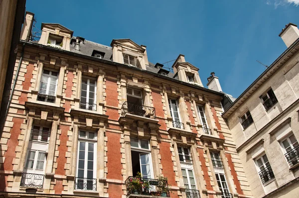 Plaats van vosges in Parijs gebouw — Stockfoto