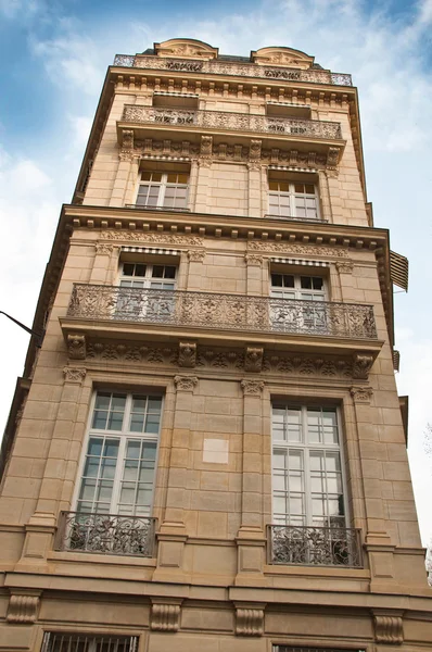 Tipico edificio antico parigino a Parigi - Francia — Foto Stock
