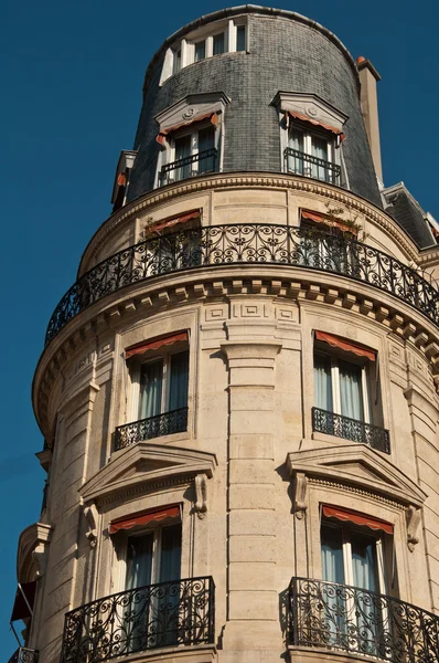 Typische oude Parijs gebouw in Parijs - Frankrijk — Stockfoto