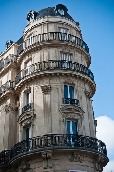 Typische oude Parijs gebouw in Parijs - Frankrijk — Stockfoto