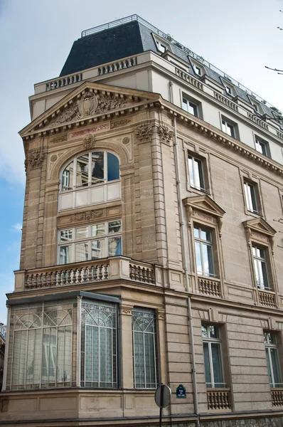 Tipico edificio antico parigino a Parigi - Francia — Foto Stock