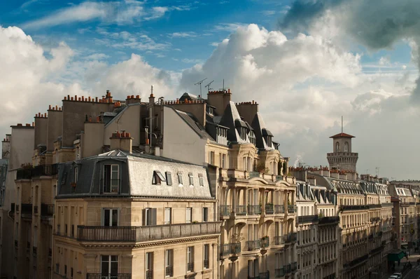 Edificio típico parisino antiguo en París Francia — Foto de Stock