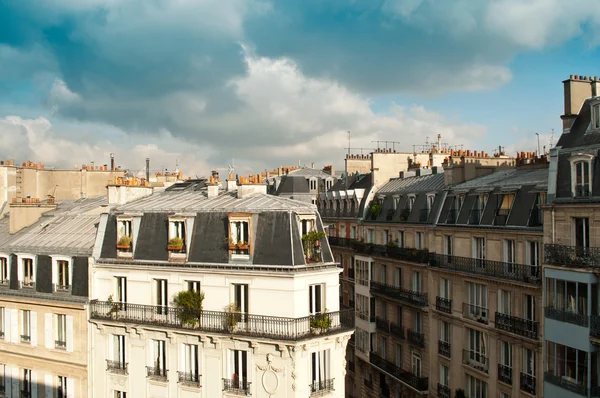 Bâtiment typiquement parisien ancien à Paris - France — Photo