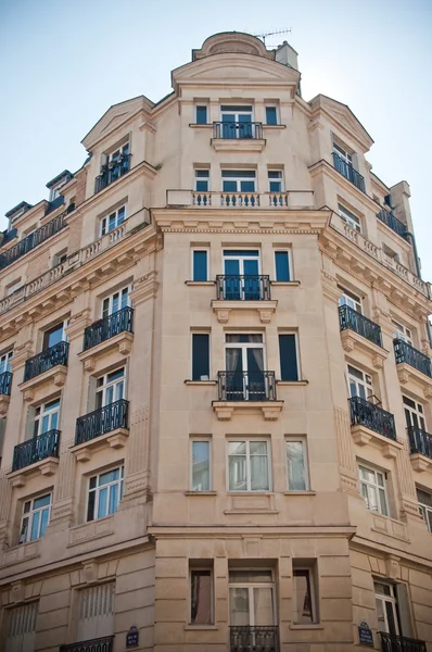 Typische oude Parijs gebouw in Parijs - Frankrijk — Stockfoto