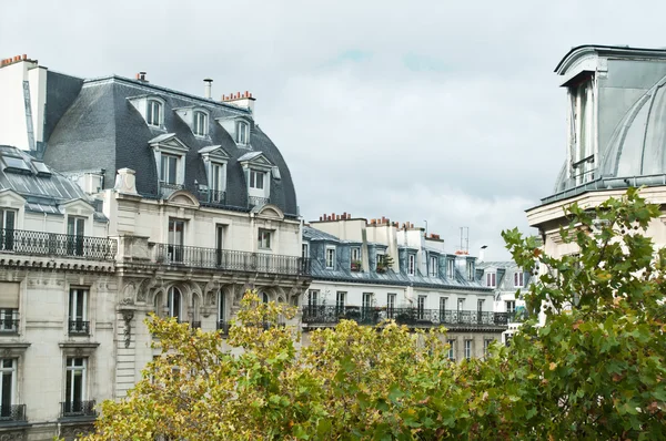 Typické staré pařížské budově v Paříži - Francie — Stock fotografie