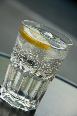 soğuk su kabarcıkları ile limon